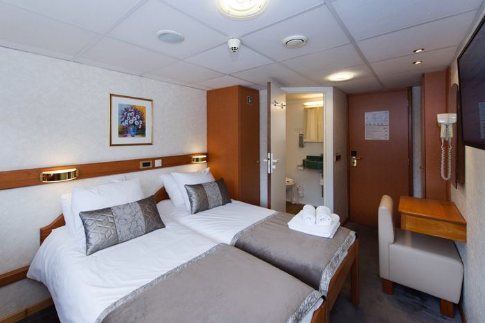 Main Deck 2 Adjustable Twin Beds Cat A